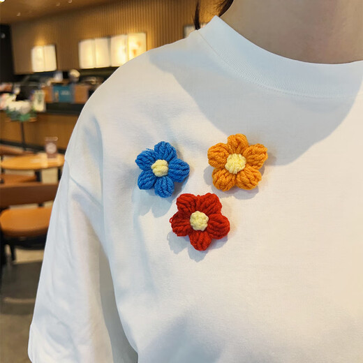 Mr. Ouyang's 2025 new cute girly heart wool puff flower brooch student schoolbag clothing accessories pin logo white yellow core puff flower B02-104