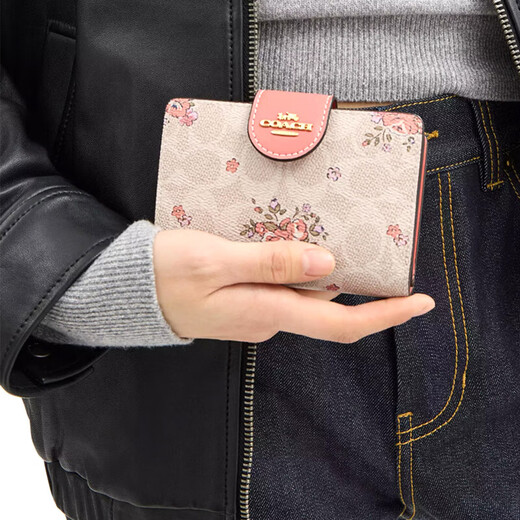 COACH gives New Year’s gift Women’s Corner short snap wallet to girlfriend/wife CAO99 light milk tea with print IMSAS