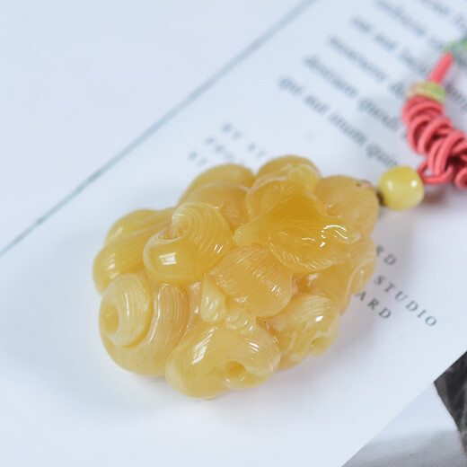 Wenying natural raw ore Russian amber beeswax pendant nine-tailed fox master carved Seiko women's model one object one picture one certificate