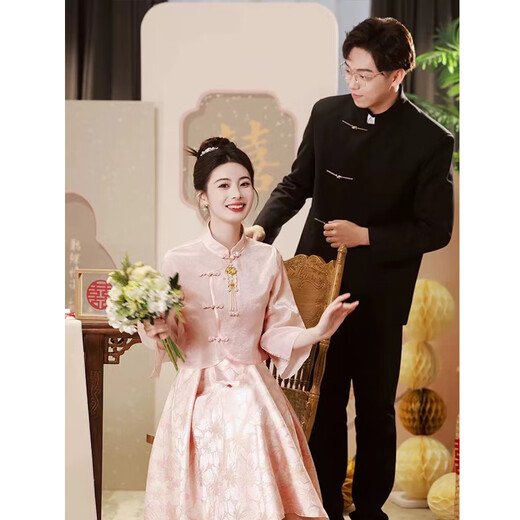 La nouvelle robe de fiançailles chinoise de Maxbeth pour les vêtements de toast Pink Cheongsam Pink's Pink pour les mariées avec une petite porte arrière pour hommes et une robe à manches longues pour les petites hommes (Jin Jin [Jin est égal à 0,5 kg]))