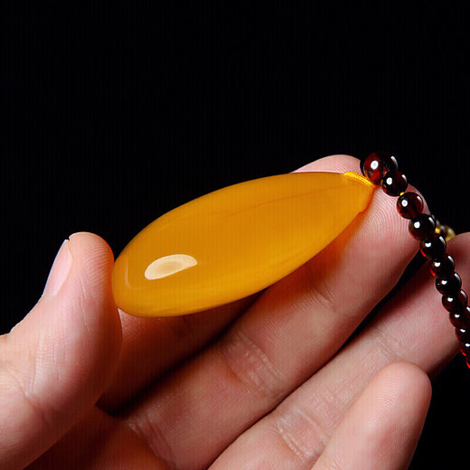 Ou Fanluo Beeswax Pendant Amber Chicken Fat Yellow Full Honey Water Drop Necklace Men's and Women's Necklaces The main stone weighs about 8-10g and comes with an identification certificate