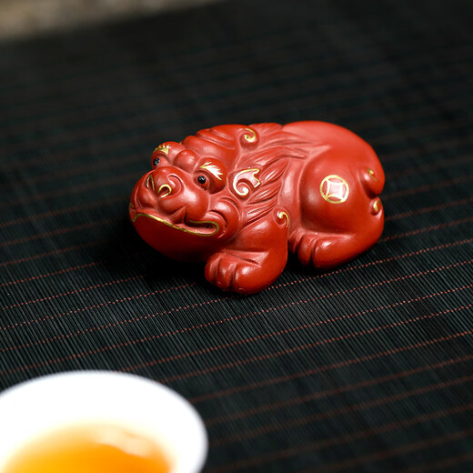 Yuyige gift-giving product Yixing purple clay tea pet ornaments can be raised with handmade original ore Dahongpao gold-painted pair of small Pixiu gold-painted Pixiu