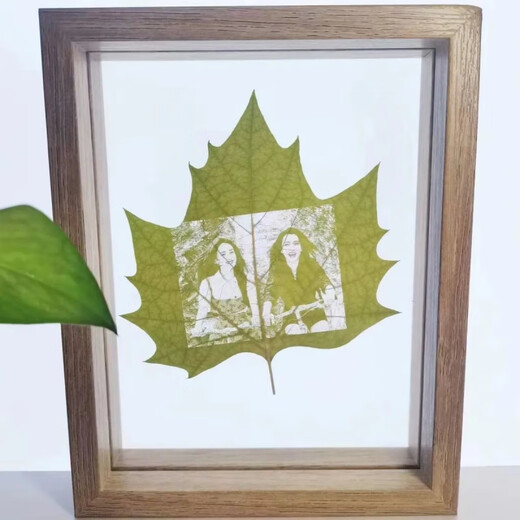 Wutong leaf carving and leaf carving photos high-end customization gifts for couples and friends to give gifts for best friends on Chinese Valentine's birthday. Wutong leaf + plastic seal + 6-inch photo frame with lights. Post a photo after placing an order (customer service)