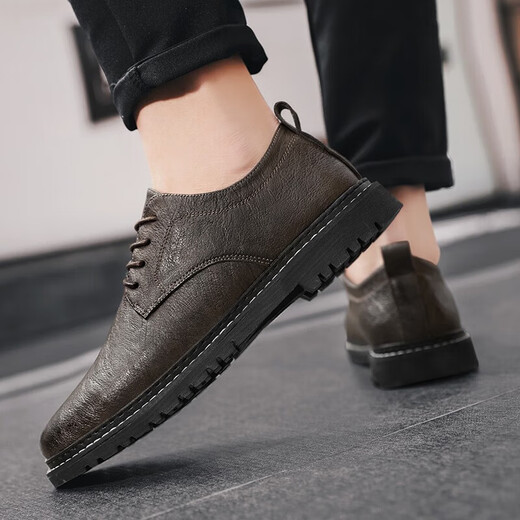 Nuevos productos para zapatos para hombres zapatos de cuero casual Versión coreana para hombres zapatos formales para hombres Versátiles zapatos de suela plana 9920 caqui 40