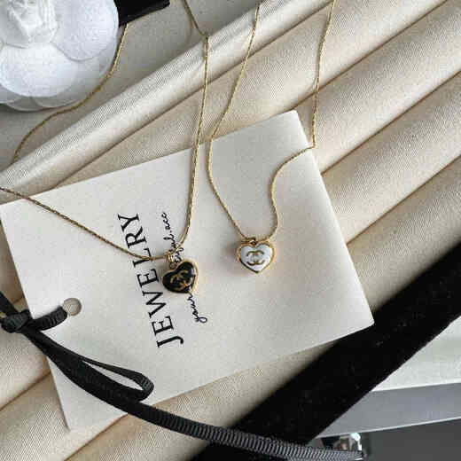 Muqian black love peach heart necklace women's titanium steel non-fading niche advanced clavicle chain autumn and winter sweater chain short new style black peach heart