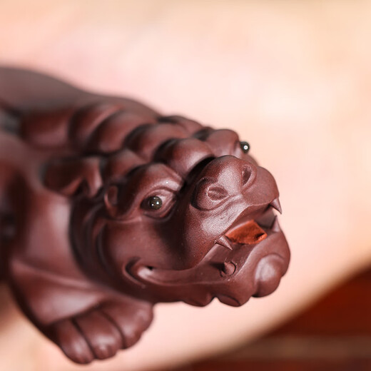 Table craftsmen cast authentic Yixing handmade purple clay sculptures, Jufu Pixiu tea pets, office home tea table ornaments, crafts, purple clay