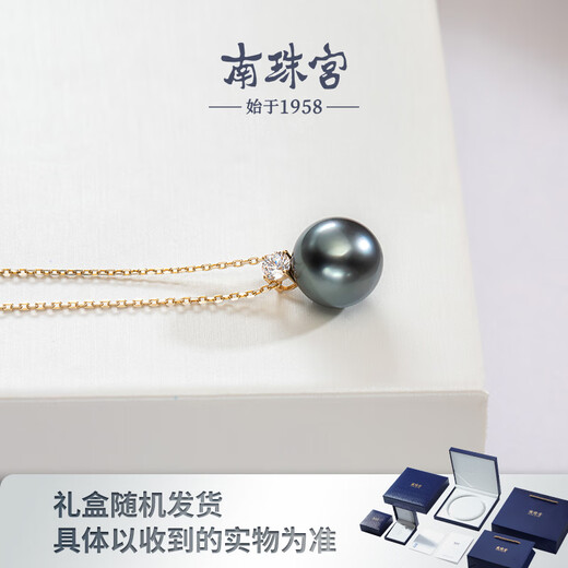 Nanzhu Palace 18K gold inlaid Tahitian black pearl pendant, nearly round, strong light, female model, princess style, 18K gold base, 11.0-12.0mm