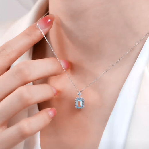 IDC Henan artificially cultivated diamond 18K gold cultivated aquamarine perfume bottle pendant light luxury clavicle chain lover gift wine bottle sapphire pendant