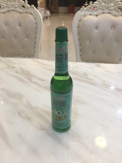 Baozhongbao domestic classic snake gall mosquito repellent toilet water 195ml old brand old taste cool and aromatic toilet water 190 mosquito repellent toilet water plastic bottle spray head