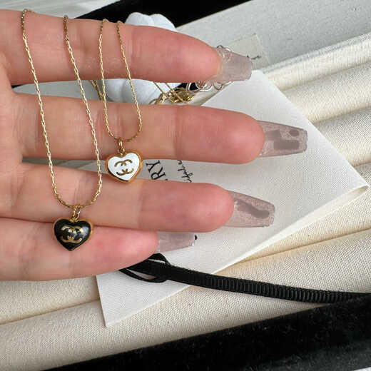 Muqian black love peach heart necklace women's titanium steel non-fading niche advanced clavicle chain autumn and winter sweater chain short new style black peach heart