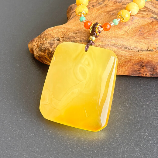 Yuzhi 1 item 1 certificate 1 shot natural Russian raw ore unoptimized beeswax Wushi brand pendant amber pendant 9.34g G761 orphan about 37*32*10mm