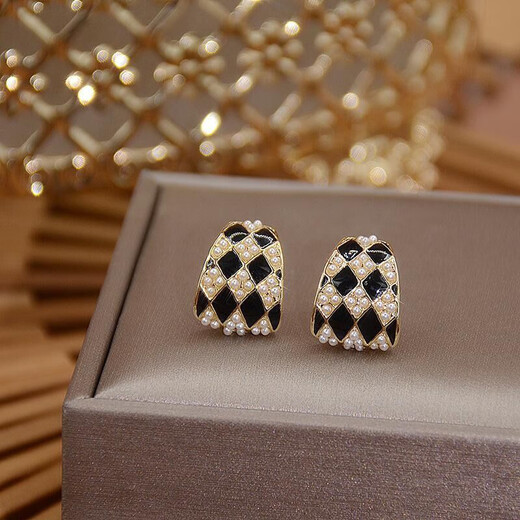 S925 silver needle rhombus earrings, feminine texture, pearl checkerboard earrings, light luxury niche design earrings, main picture