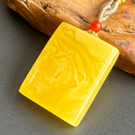 Yuzhi 1 item 1 certificate 1 shot natural beeswax Ping An Wu Shi brand pendant amber chicken oil yellow no optimization certificate 8.09 g G760 unique product 33*27*9 mm