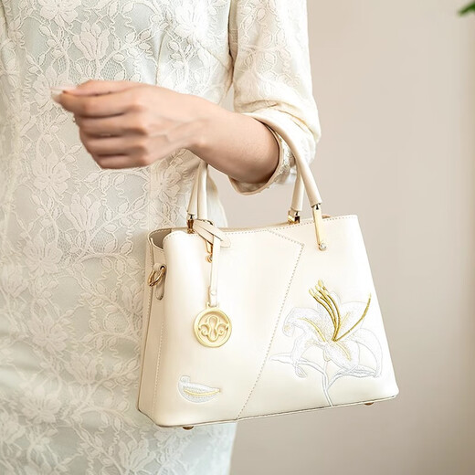 
CHARIE / KLSEH Women's Day Mother's Bag Women's Bag Gift Mother's Bag Birthday Gift 40 Years 50 Practical Middle Age 675 Lily Blanch [Exquisite Gift Box]