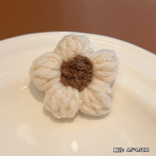Mr. Ouyang's 2025 new cute girly heart wool puff flower brooch student schoolbag clothing accessories pin logo white yellow core puff flower B02-104