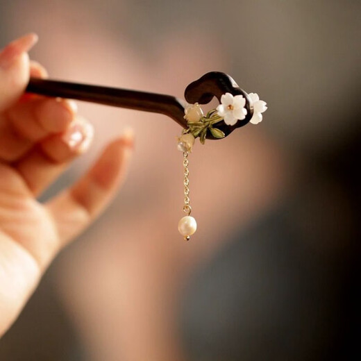 Beautiful hairpin for women, new Chinese style lily of the valley wooden hairpin, cheongsam, shaking retro hair fork, tassel headdress, low meatball hair accessories, fresh lily of the valley flower tassel hairpin