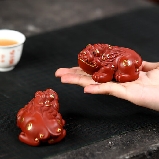 Yuyige gift-giving product Yixing purple clay tea pet ornaments can be raised with handmade original ore Dahongpao gold-painted pair of small Pixiu gold-painted Pixiu
