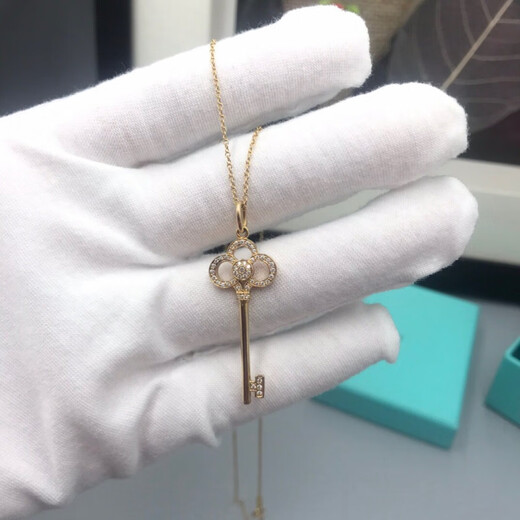 The same style as Yujingji Fat Donglai, focusing on high quality, 18k rose gold pendant, 18k gold key necklace, pure L diamond kite for women, crown key necklace/rose gold