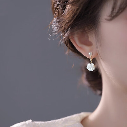 Qi Xiaomi camellia earrings for women 2025 new niche high-end imitation pearl earrings light luxury earrings temperament tassel earrings a pair of camellia earrings