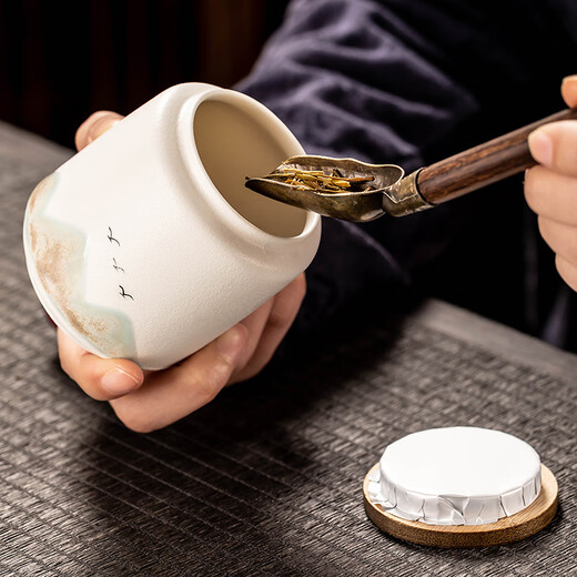 Porcelain brand tea set ceramic storage tea jar household small moisture-proof tea storage sealed jar Kung Fu tea set accessories white pottery <青山飞鸟> tea jar 210ml