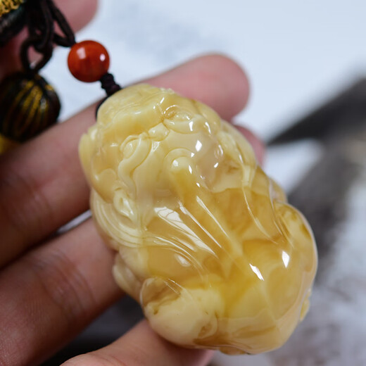 Xuan Xia with certificate of natural raw ore Russian amber beeswax Pixiu pendant pendant for men and women gift collection grade orphan master carved beeswax Pixiu handle 27 grams