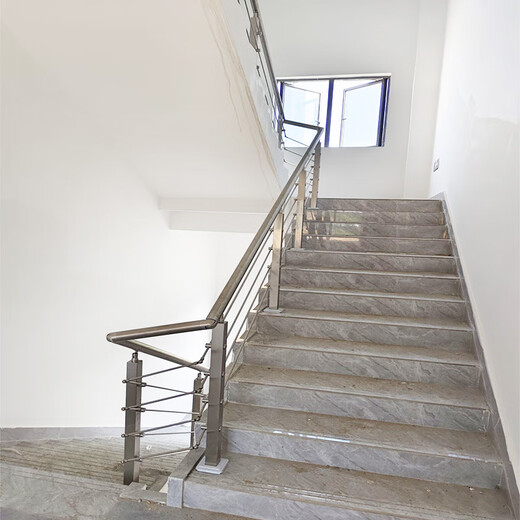 GZ Guo Zheng304 Balcón de acero inoxidable Columna de barandilla Camingura de la escalera de pasamanos interiores Buardería autoinstalada Tubo cuadrado de barandilla 304 Superficie cepillada de acero inoxidable 1050 Alto
