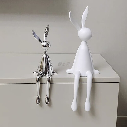 Sentados adornos de conejo con orejas largas y lindos adornos de conejo de Internet dibujos animados de conejo de orejas largas.