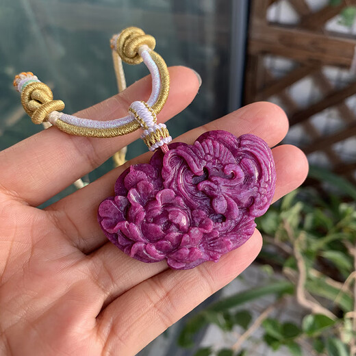 Peso bird and phoenix wearing peony 54 link natural carved Tanzania raw ore red and green treasure pendant, free certificate, free drop