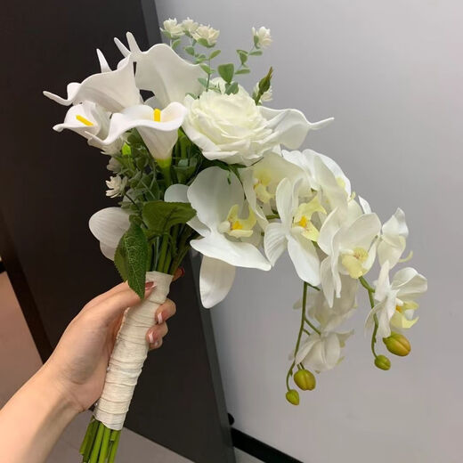 
Kunlinyi fake flower bride holding flowers in hand wedding wedding water drop shape simulated flower calla lily French bouquet photo props Bride holding flowers water drop shape
