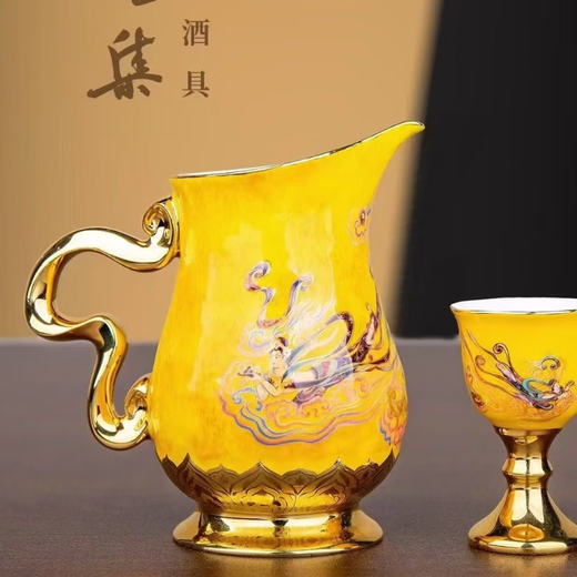Scattered flower flying wine set in a gift box with 4 pots and 4 cups. High-end wine dispenser and wine cup. Huan porcelain wine set. Personal use collection gift. Moutai loose flower flying wine set with 4 pots and 4 cups in a gift box.