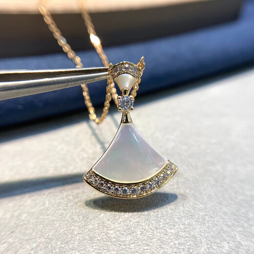 Fat Donglai's same style 18k gold mini skirt pendant necklace women's carnelian white mother-of-pearl malachite clavicle chain rose rose gold red agate skirt