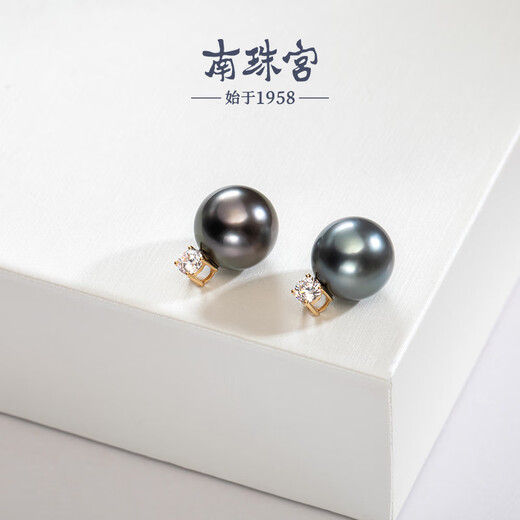Nanzhu Palace 18K gold inlaid Tahitian black pearl pendant, nearly round, strong light, female model, princess style, 18K gold base, 11.0-12.0mm