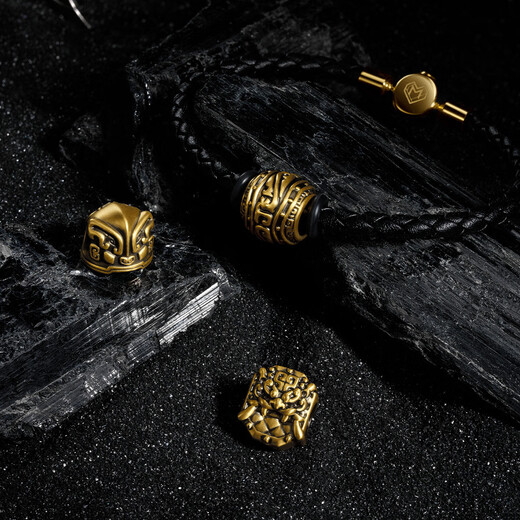 
Chow Tai Fook MONOLOGUE National Tide General Armor Guarding Courage Golden Transshipment Bead for Men and Women MR1477 Brave 17.5cm