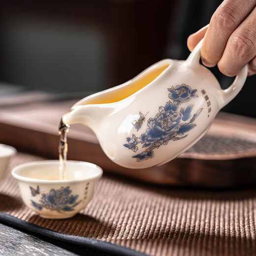 Porcelain brand tea set mutton fat jade Kung Fu tea set for home living room new Chinese style high-end guest tea set gift box gift <Blue color peony> mutton fat jade covered bowl 12-piece set