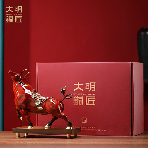 Ming Dynasty Copper Smith Copper Cow Ornaments est magnifique et puissant. Money Cow Office Desktop Home Room. Cadeau personnalisé pour l'ouverture. La grande taille de la vache en or rouge mesure environ 30 * 10 * 22 cm de long.