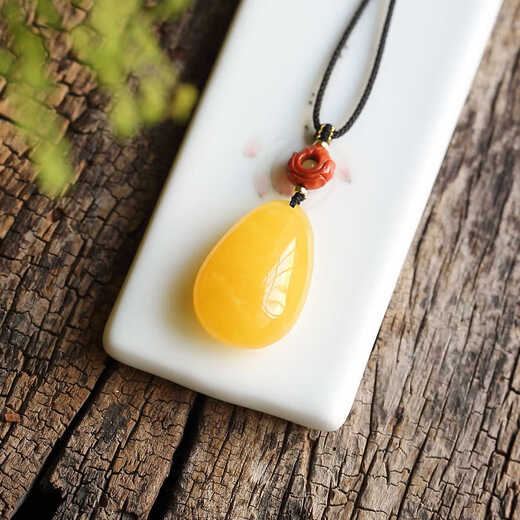 Dyn Natural Amber Beeswax colgante colgante de pollo Aceite de agua amarilla Caqueta de suéter Clarbone Collar Cablo Aceite Amarillo SD684