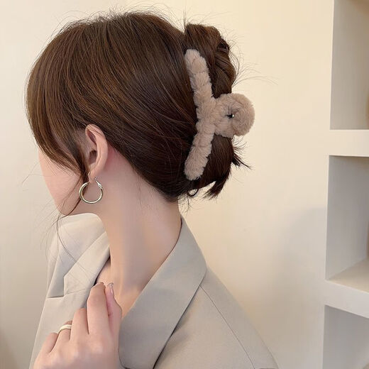 Hesiyu Plush Clip High-end Winter Hair Clip for Girls Back of Head Sand Shark Clip Hair Clip Hair Accessory Plush Dark Brown (11CM)