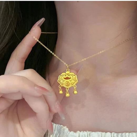 Mori uses the new 18K gold pendant safe lock women's gold lock 3D hard gold longevity lock necklace as a versatile gift for your girlfriend gold safe lock + Luk Fook black rope