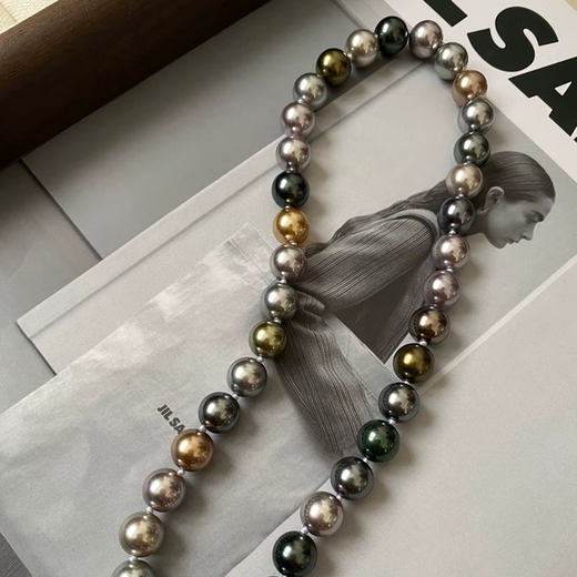 Forest artificial Tahitian Morandi color mixed color pearl necklace, high-end color peacock green sweater necklace 10mm Black Butterfly Queen dragon-shaped buckle 45cm