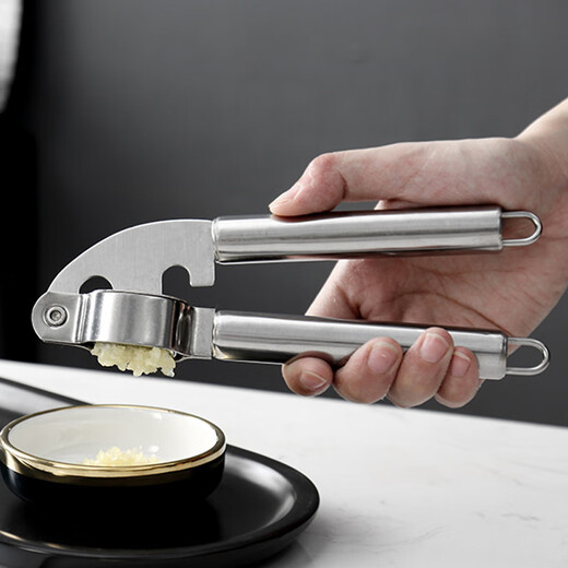 Garlic press artifact stainless steel garlic masher Japanese manual household garlic squeezer garlic pourer garlic press no opener curved 430 stainless steel garlic press