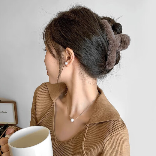 Hesiyu Plush Clip High-end Winter Hair Clip for Girls Back of Head Sand Shark Clip Hair Clip Hair Accessory Plush Dark Brown (11CM)