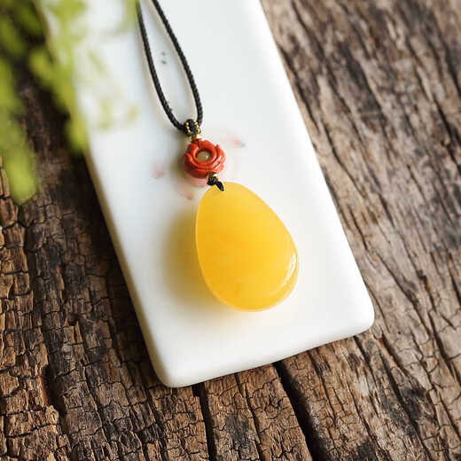 Dyn Natural Amber Beeswax colgante colgante de pollo Aceite de agua amarilla Caqueta de suéter Clarbone Collar Cablo Aceite Amarillo SD684