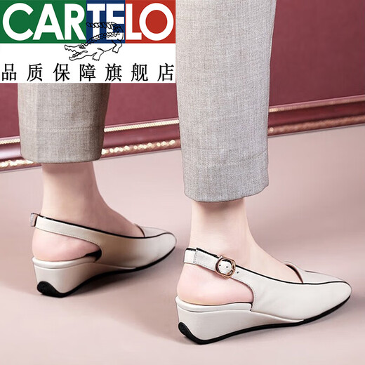 卡帝乐鳄鱼（CARTELO）品牌真皮包头凉鞋女2025春夏新款坡跟女鞋方头百搭后空气质妈妈单 米白色 35