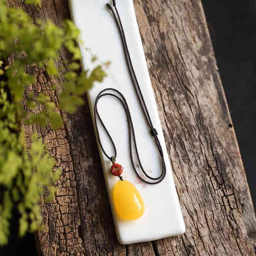 Dyn Natural Amber Beeswax colgante colgante de pollo Aceite de agua amarilla Caqueta de suéter Clarbone Collar Cablo Aceite Amarillo SD684