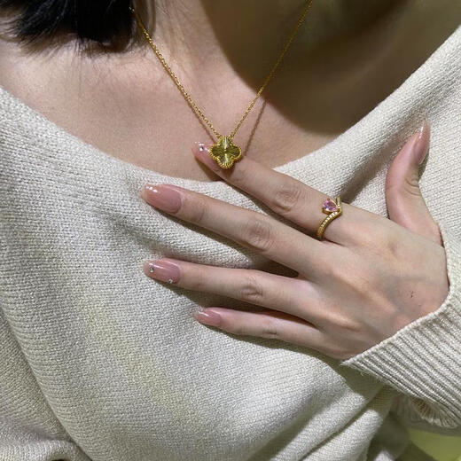 Hunter 18K gold-plated four-leaf clover necklace for women, gold clavicle chain, Valentine's Day gift, simulated gold pendant, lucky four-leaf flower, single flower-four-leaf clover necklace