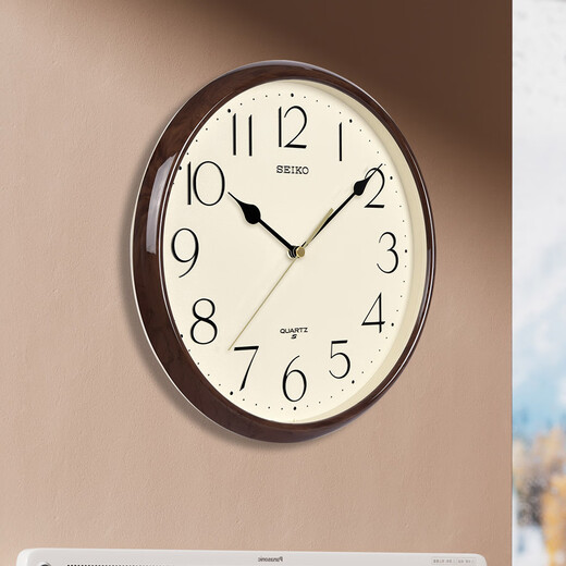 Seiko's new product Japan Seiko 11-inch sweeping second simple wall clock home punch-free bedroom silent clock diameter 28cm