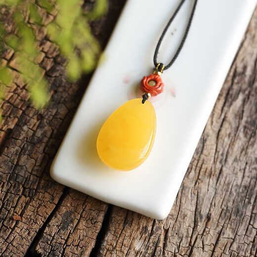 Dyn Natural Amber Beeswax colgante colgante de pollo Aceite de agua amarilla Caqueta de suéter Clarbone Collar Cablo Aceite Amarillo SD684