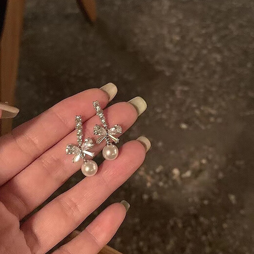 Nianfu ear clip earrings for women without pierced ears, new style, autumn and winter simple earrings with bows, mid-autumn gifts for girls, triangular ear clips, pearl bows