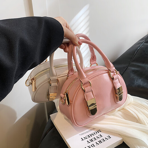 Junbu Guangzhou Sac à shirgin de niche Sac de bowling à main pour les femmes 2025 Nouveau sac de texture de mode printemps et d'été Sac 100 noir