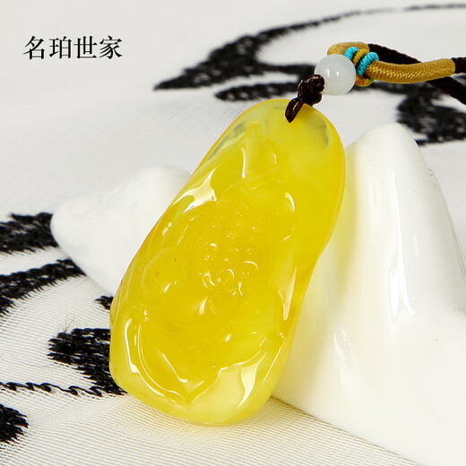 Famous family beeswax pendant natural amber carved lotus, rich and auspicious pendant without optimization beeswax pendant gift